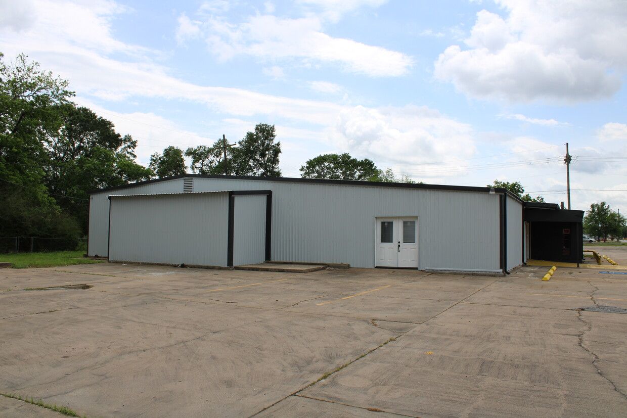2455 S 4th St, Beaumont, TX 77701
